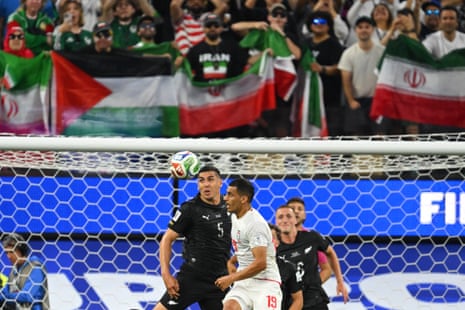 FBL-WC-2026-MATCH15-IRN-NZLन्यूजीलैंड के डिफेंडर माइकल बॉक्सल और ईरान के डिफेंडर अली नेमाती गेंद को देखते हुए
