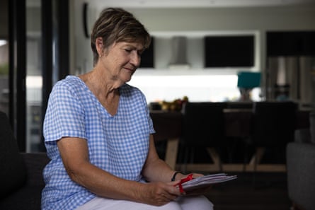 Kathy Strong regarde un paquet de cartes