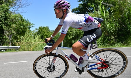 Urska Zigart races in the Giro d’Italia Women 2024.