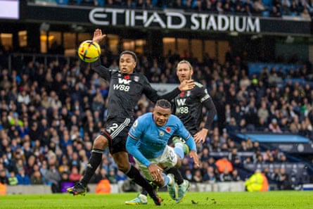 Manuel Akanji menyundul bola saat pertandingan Premier League antara Manchester City dan Fulham di Stadion Etihad pada November 2022.