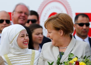 Merkel chats with a young woman during a welcoming ceremony at Nizip refugee camp near Gaziantep, Turkey, 2016