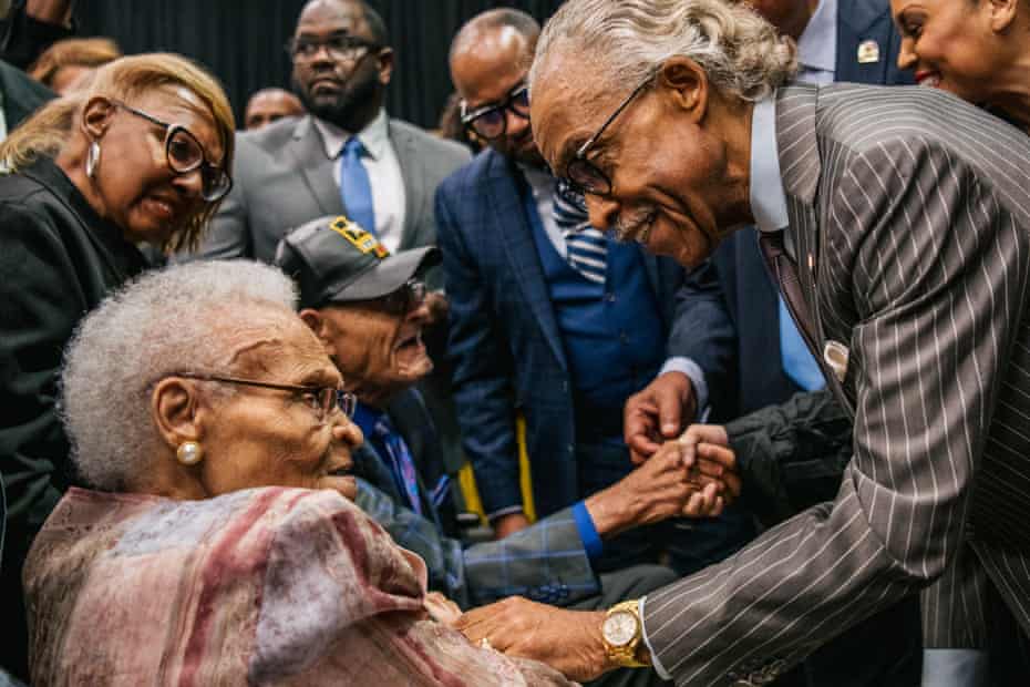 Die Überlebenden Hughes Van Ellis und Viola Fletcher werden von Rev Al Sharpton bei einer Kundgebung anlässlich des 100. Jahrestages des Massakers von Tulsa Race begrüßt.