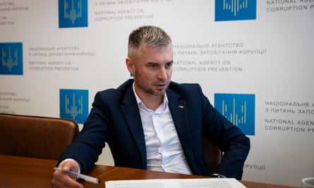 올렉산드르 노비코프 우크라이나 국립반부패청장이 2023년 1월 24일 우크라이나 키예프에 있는 반부패청 사무실 회의실에서 연설하고 있다.