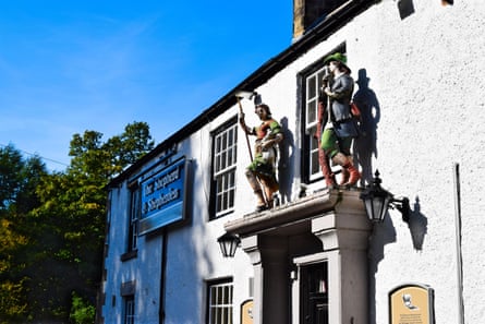 The life-size figures above the entrance of the Shepherd & Shepherdess pub.