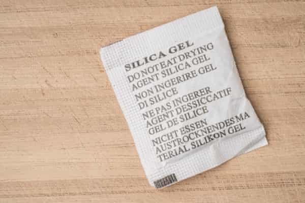 colocar seu telefone em um recipiente hermético com sílica gel pode ajudar se ele ficar molhado.