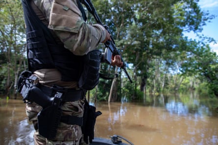 Las tropas de la policía federal, enviadas a la región del valle de Javari por el nuevo gobierno de Brasil, viajan por un canal cerca de la ciudad ribereña de Atalaia do Norte.