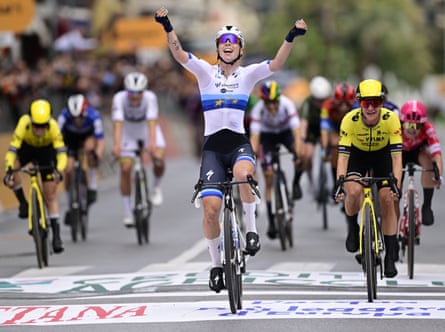 Lorena Wiebes celebrates victory ahead of Marianne Vos.