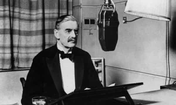 Neville Chamberlain in einem BBC-Studio bei der Ankündigung der Kriegserklärung, 1939.