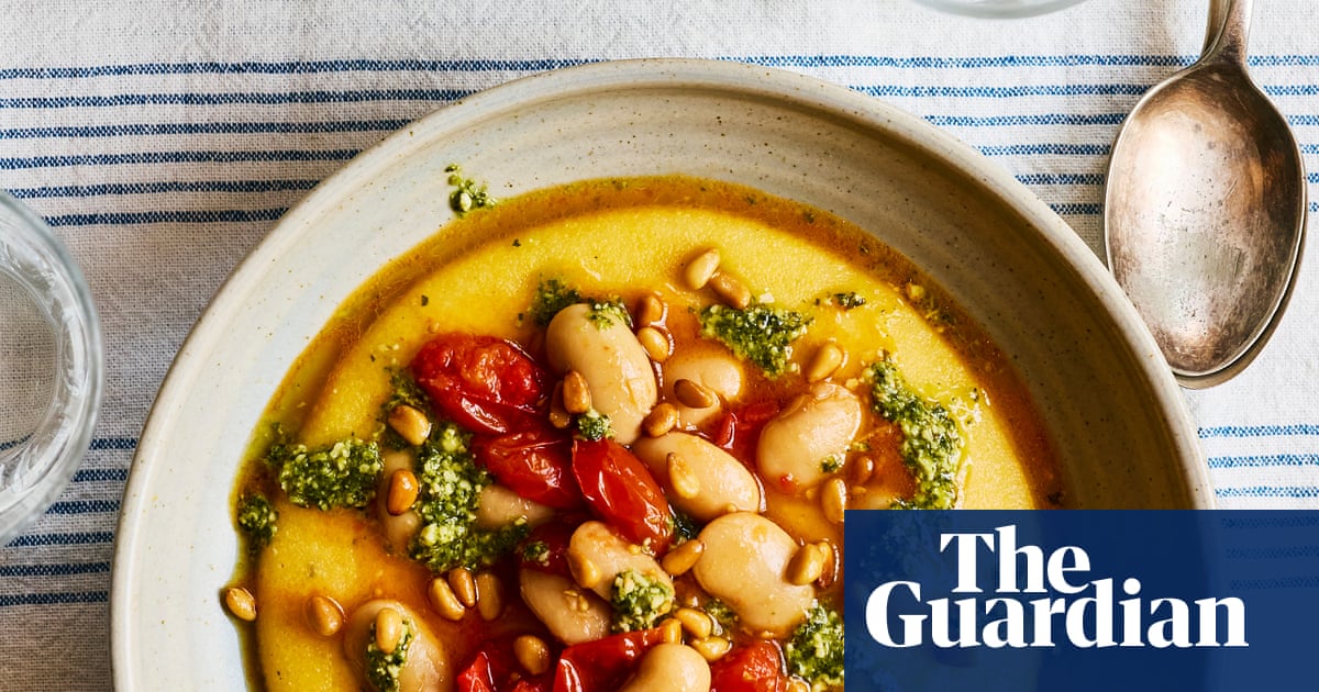 Resep cepat dan mudah Rukmini Iyer untuk polenta keju dengan tomat, kacang mentega, dan pesto
