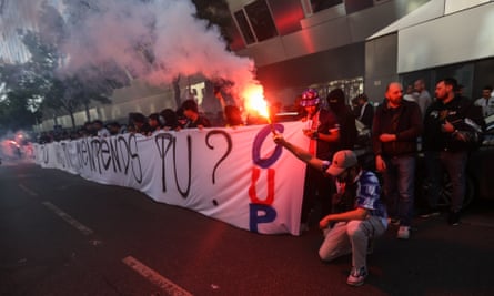 Suporter PSG melakukan protes di dekat markas klub di Boulogne-Billancourt, dekat Paris.