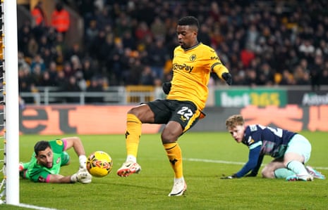 Nelson Semedo van Wolverhampton Wanderers scoort het eerste doelpunt van de wedstrijd voor zijn team.