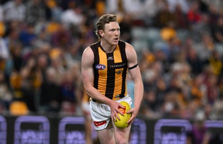 Hawthorn captain James Sicily prepares to kick the ball