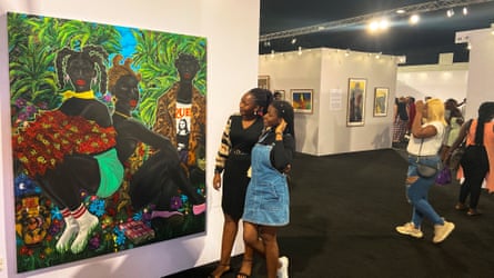 الجمهور الأفريقي معجب بالفن المعروض في Art X Lagos 2022.