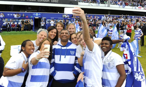 Tony Fernandes poses for a selfie with QPR’s title-winning Ladies team in 2014.