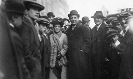 George Lansbury and his wife Bessie arrive at Bow Street court in 1913.