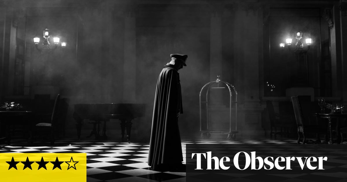 El Conde review – Pinochet rises from the dead in Pablo Larraín’s gothic horror