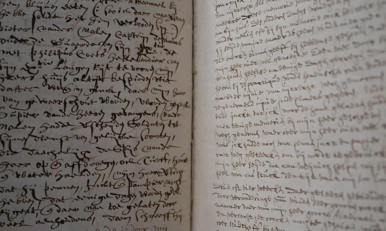 Di dalam buku harian yang hilang dari Johan van Oldenbarnevelt. Foto: Ralf Silvius / Museum Flehite. Buku diari ini ditemukan dari perpustakaan keluarga yang dibersihkan tahun lalu dan pemiliknya mengenalinya sebagai sesuatu yang menarik dan membawanya dalam sebuah kotak besar ke penangan buku antik.