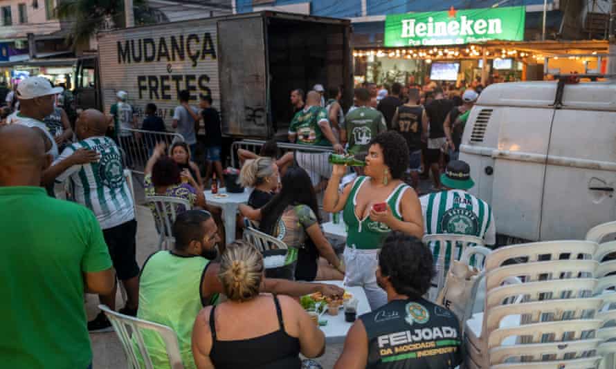 Mocidade aficionados gather in west Rio to watch their samba school’s final preparations