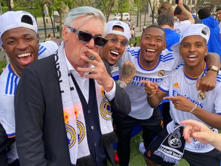 Carlo Ancelotti celebrates with his Real Madrid players after winning La Liga in 2022.