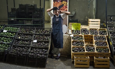 Un vendedor de aguacates en un mercado de la Ciudad de México.