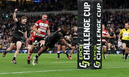 Aphelele Fassi of the Sharks dives over to score their second try during the Challenge Cup final against Gloucester.