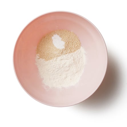Masukkan tepung, almond, baking powder, dan sedikit garam (jika menggunakan) ke dalam mangkuk kedua dan kocok