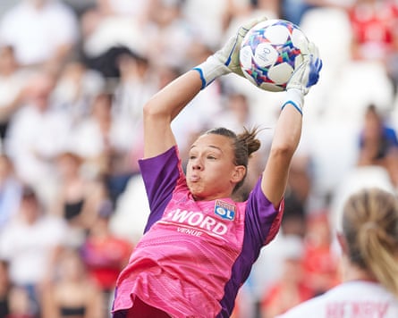 Christiane Endler gathers the ball