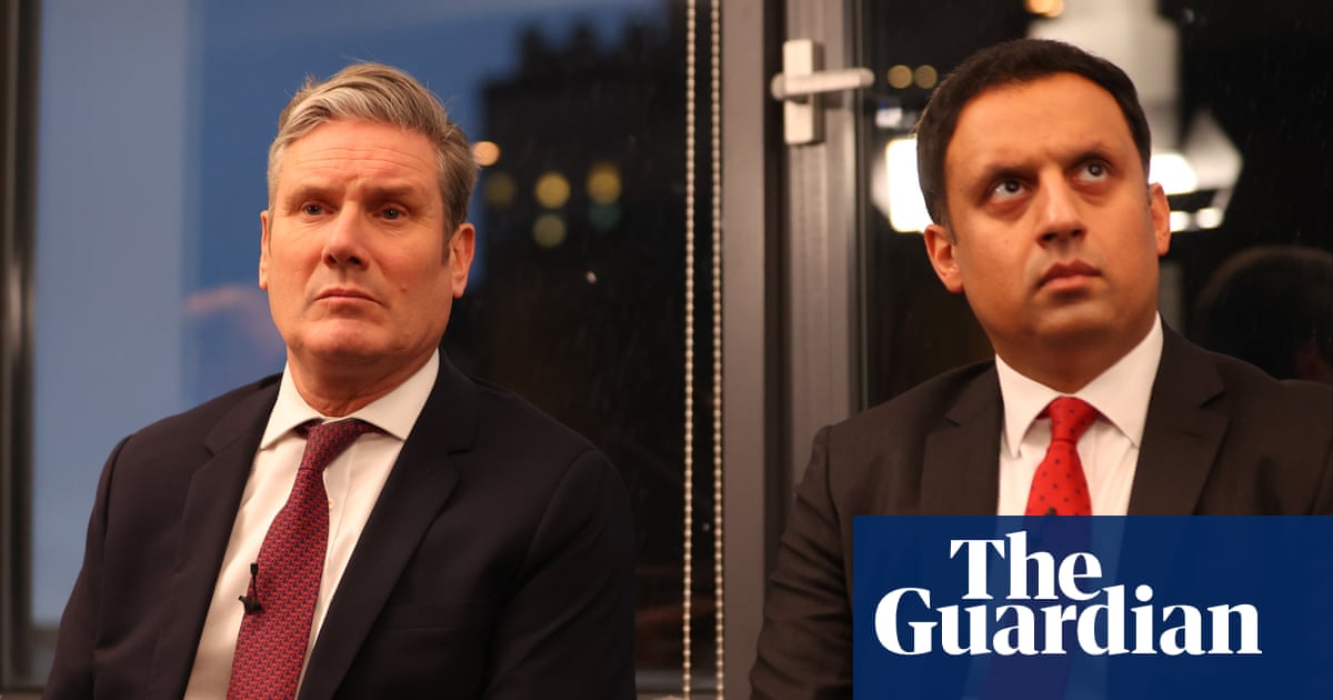 Sarwar gambles on break with Starmer as Holyrood race tightens