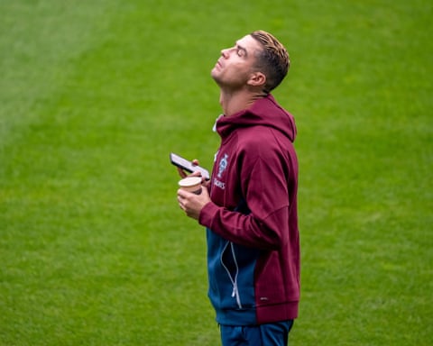 Bồ Đào Nha sẽ mất bộn tiền nếu Ronaldo từ giã đội tuyển 2 Cristiano Ronaldo in a Portugal tracksuit