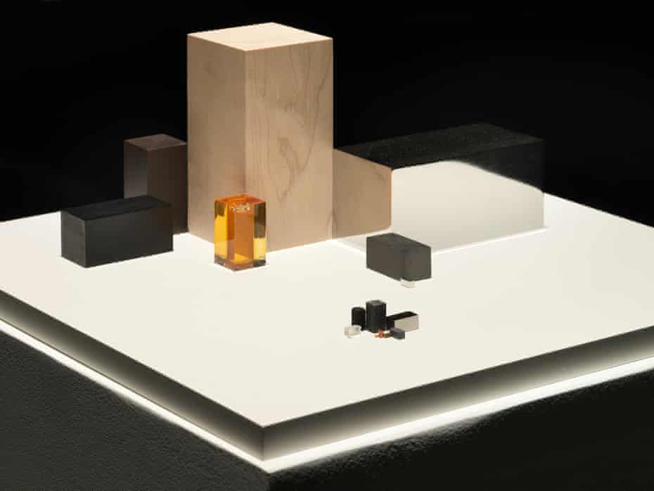 Large prisms of tan, white, black, and amber alongside small prisms of similar colors