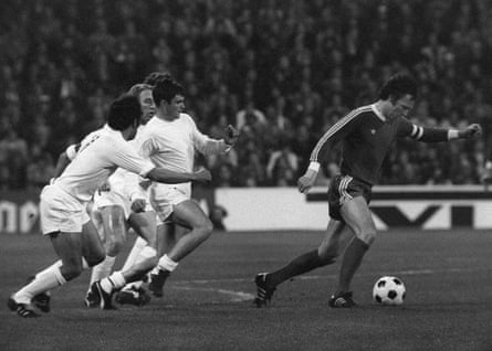 Franz Beckenbauer is pursued by Madrid’s Camacho and Netzer