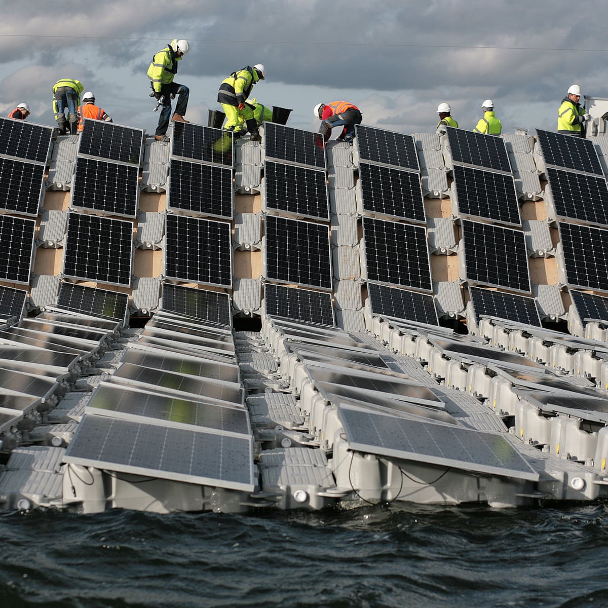 World S Biggest Floating Solar Farm Powers Up Outside London Environment The Guardian