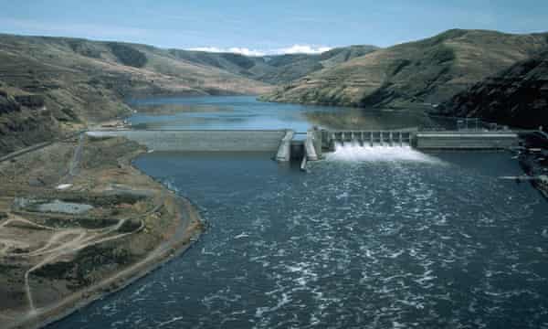 Photograph of the Lower Granite Lock and Dam at Snake River.