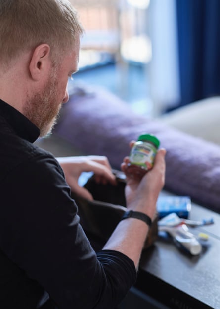 Estudo de caso Rob Crossan tem uma doença ocular degenerativa e só consegue ver cerca de 30% de um olho.