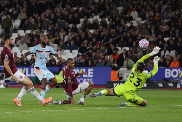 Mathias Jensen marca o segundo gol do Brentford contra o West Ham.