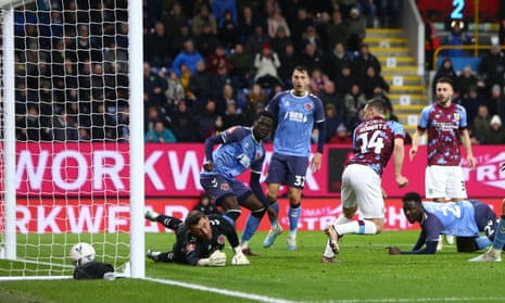 Connor Roberts of Burnley scores.