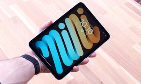 Обзор Apple iPad Mini A17 Pro в руке, на котором виден экран блокировки.