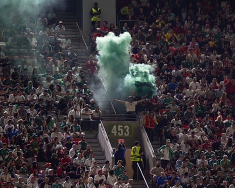 Um espectador segura uma bomba de fumaça durante a partida entre Suíça e Argélia no BC Place Vancouver.