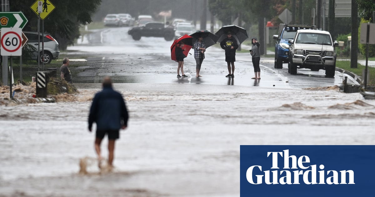 Hundreds escape flood waters in Queensland as state lashed by severe thunderstorms
