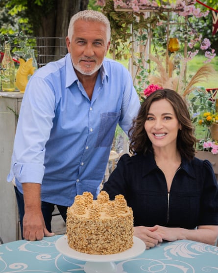 Paul Hollywood and Nigella Lawson next to a butterscotch looking cake
