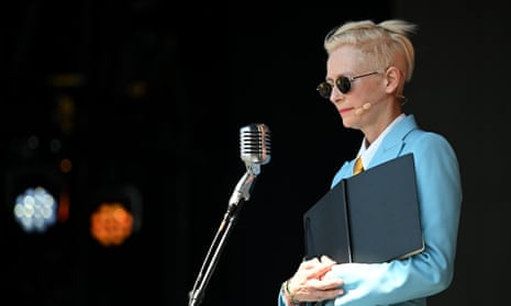 Tilda Swinton performing with Max Richter.