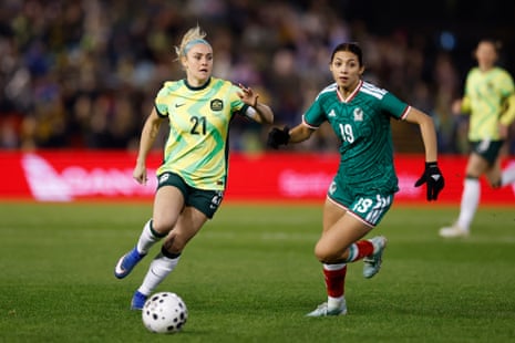Ellie Carpenter controls the ball