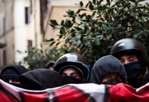 가면을 쓴 학생들