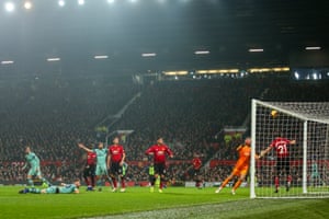 De Gea allows the ball to slip through both hands to gift Mustafi a goal.