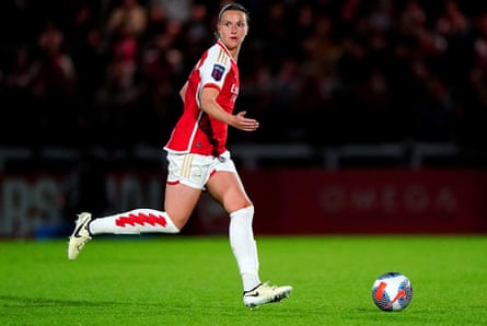 Lotte Wubben-Moy dribbles the ball during the Women’s Super League match between Arsenal and Bristol City at Meadow Park on 14 April 2024