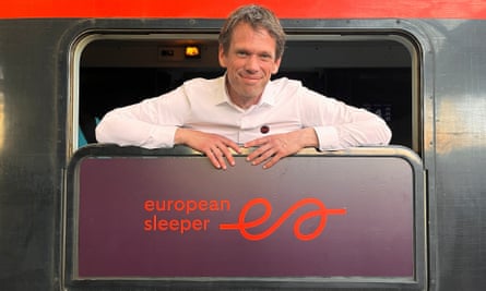 Salah satu pendiri European Sleeper Chris Engelsman berpose di atas kereta European Sleeper pertama ke Berlin, di Stasiun Midi di Brussels, Belgia 26 Mei 2023