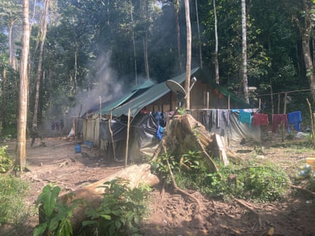 Forças especiais ambientais incendeiam acampamento de garimpo no território indígena Yanomami