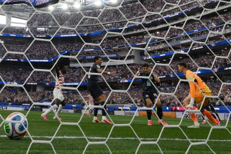 Damian Bobadilla scores the own goal!