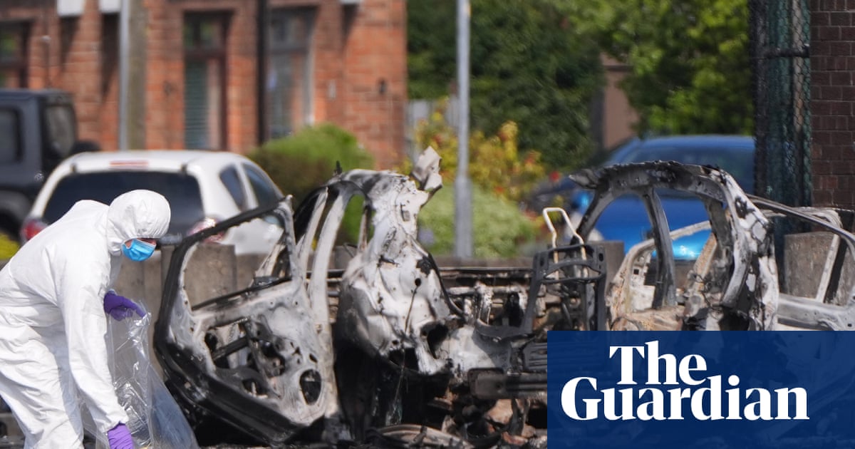 New IRA suspected over car explosion outside Belfast police station