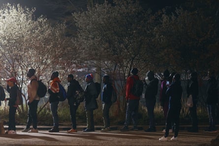 З настанням ночі люди шикуються в чергу.